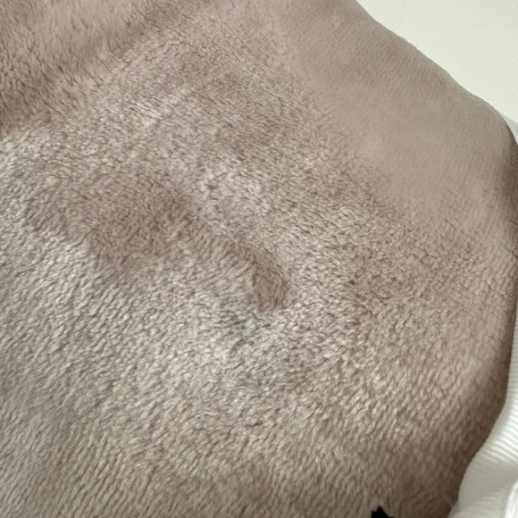 UGG Soft Beige Throw Blanket - Picture 4 of 4